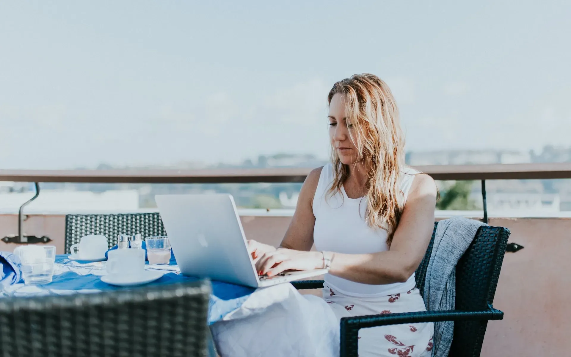 woman using seo on laptop outside 