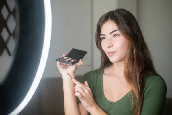 Brug af Tiktok Live til en makeup -tutorial